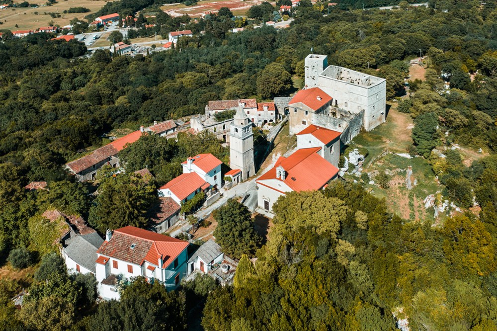 Pogled na predivan i pomalo zaboravljeni Kršan s mističnim  dvorcem (Snimio Enes Seferagić Enki)